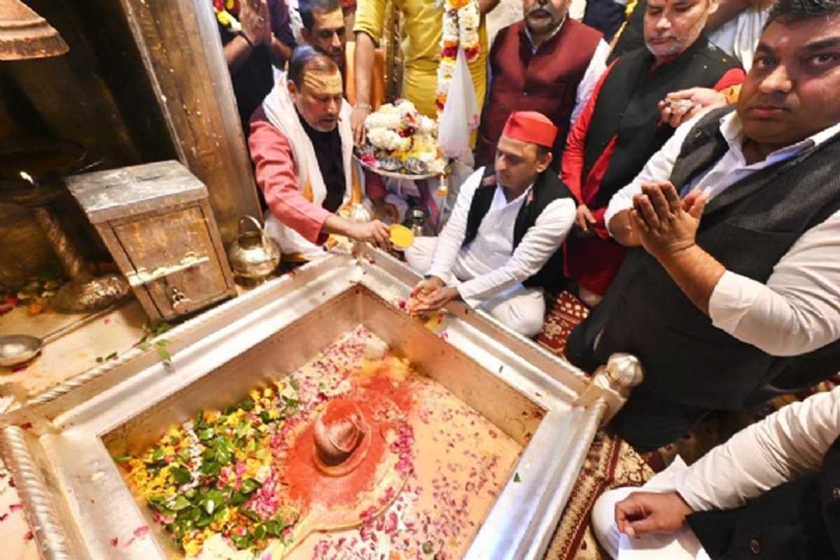 अखिलेश यादव ने काशी विश्वनाथ धाम में लगाई हाजिरी